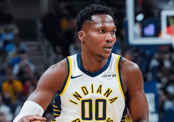 牛途网 记者: 马瑟林在更衣室里小心翼翼走来走去, 没穿靴子&拄拐杖